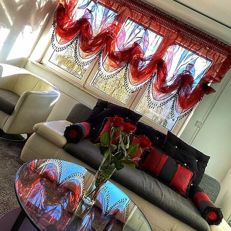 Luxury Red Apartment By Marta Radom Esterno foto