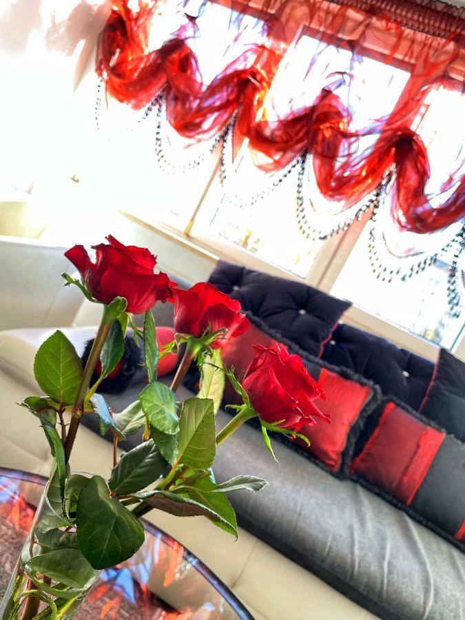 Luxury Red Apartment By Marta Radom Esterno foto