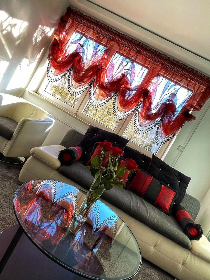 Luxury Red Apartment By Marta Radom Esterno foto